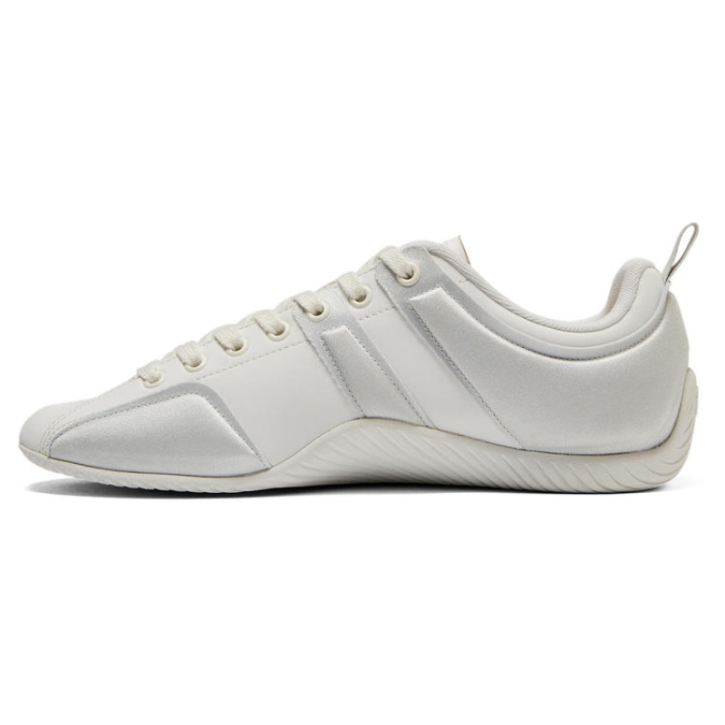 White / Grey Women's Onitsuka Tiger Sclaw Puff Sneakers Online India | Q6Z-7727